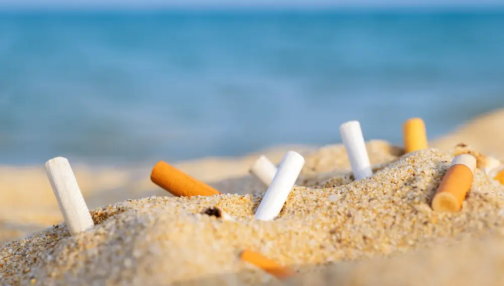 Colillas de cigarro en la playa