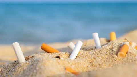 Colillas de cigarro en la playa Colillas de cigarro en la playa