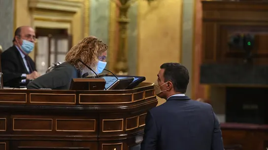 El presidente del Gobierno, Pedro Sánchez, conversa con la presidenta del Congreso, Meritxell Batet. El presidente del Gobierno, Pedro Sánchez, conversa con la presidenta del Congreso, Meritxell Batet.