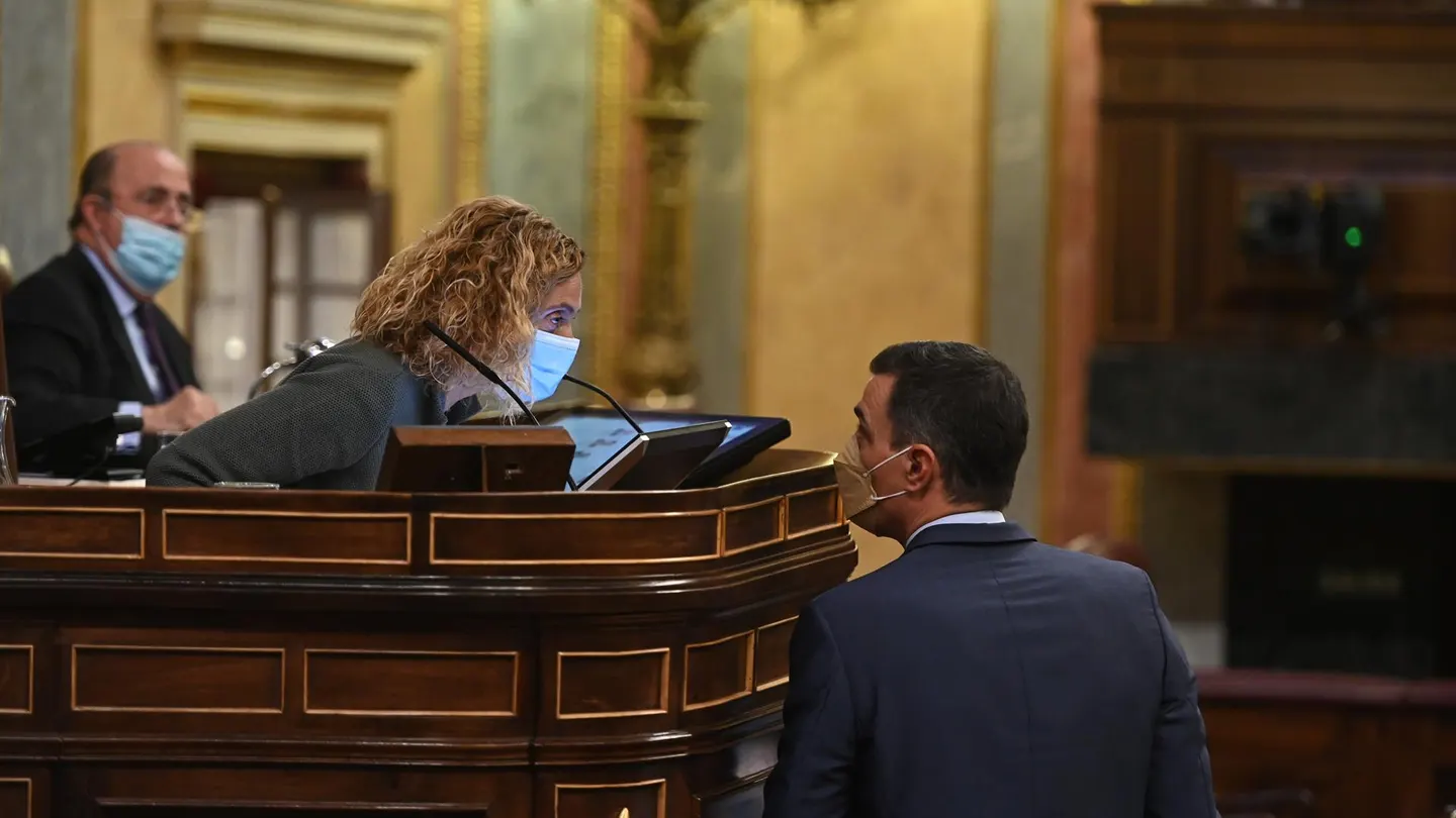 El presidente del Gobierno, Pedro Sánchez, conversa con la presidenta del Congreso, Meritxell Batet. El presidente del Gobierno, Pedro Sánchez, conversa con la presidenta del Congreso, Meritxell Batet.