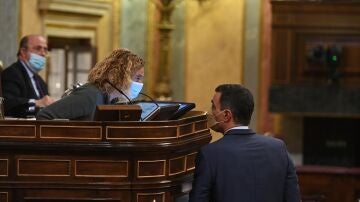 El presidente del Gobierno, Pedro Sánchez, conversa con la presidenta del Congreso, Meritxell Batet.