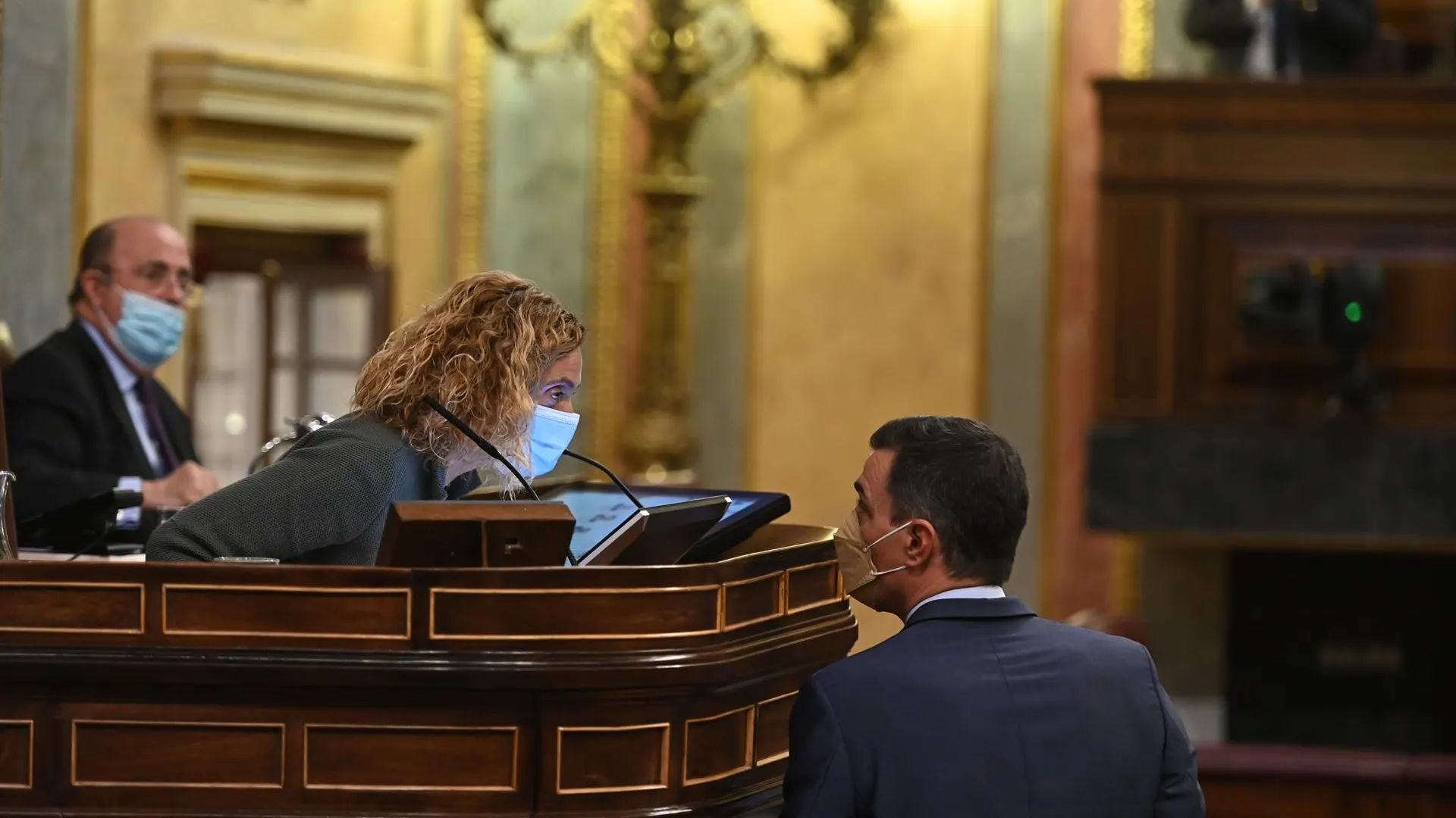 El presidente del Gobierno, Pedro Sánchez, conversa con la presidenta del Congreso, Meritxell Batet.