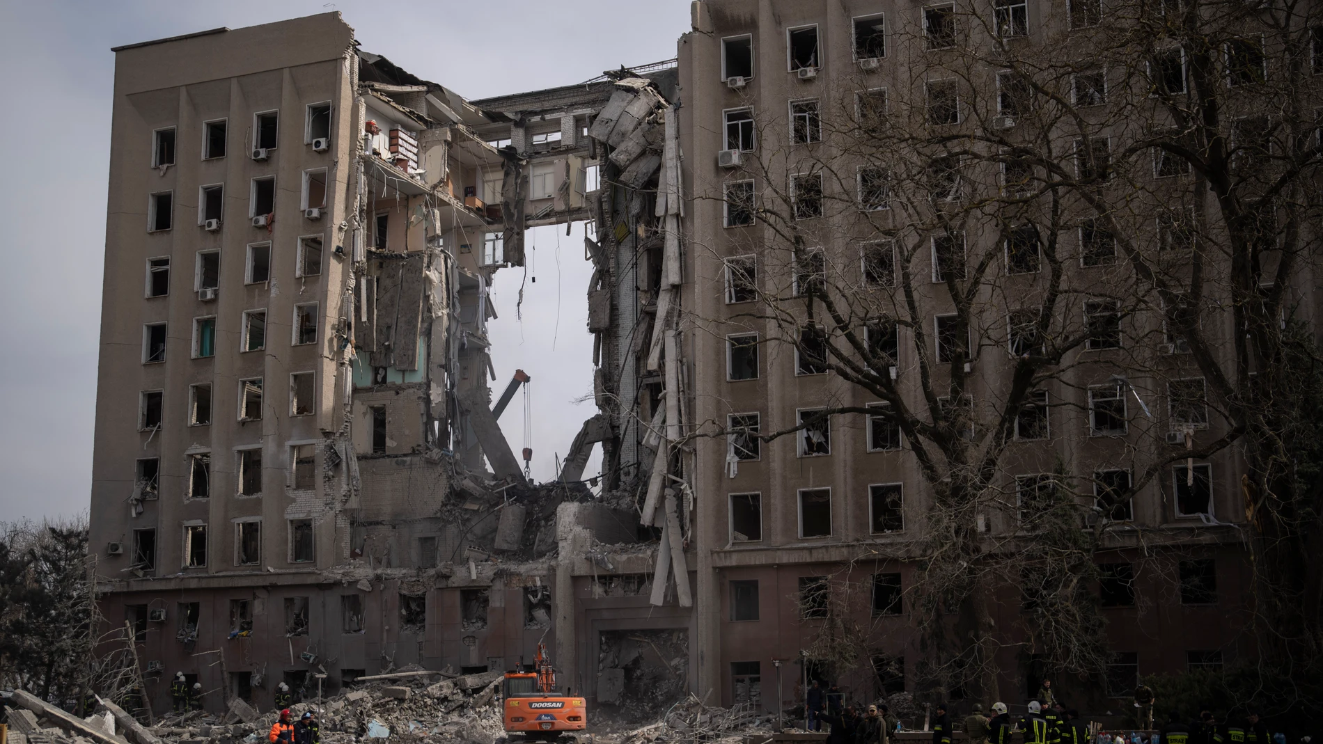 Un edificio del gobierno regional destruido por un misil en la ciudad de Mykolaiv