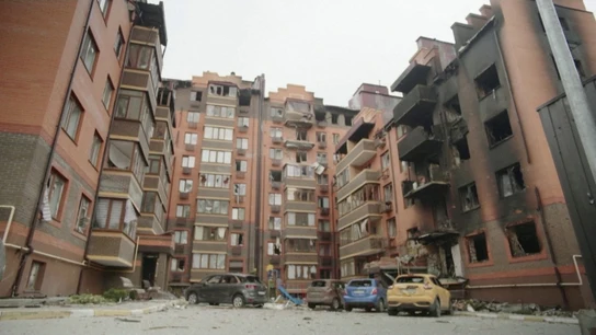 Edificios de apartamentos destrozados en Irpín. Edificios de apartamentos destrozados en Irpín.