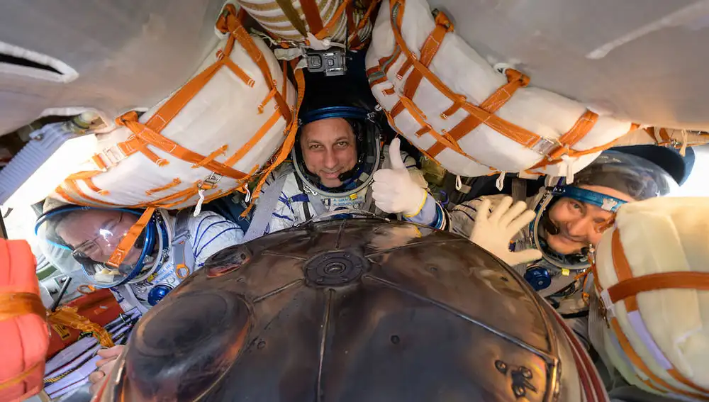 De izquierda a derecha: los astronautas Mark Vande Hei, Anton Shkaplerov y Pyotr Dubrov