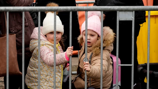 Dos niñas esperan en una cola en el cruce fronterizo en Medyka, sureste de Polonia Dos niñas esperan en una cola en el cruce fronterizo en Medyka, sureste de Polonia