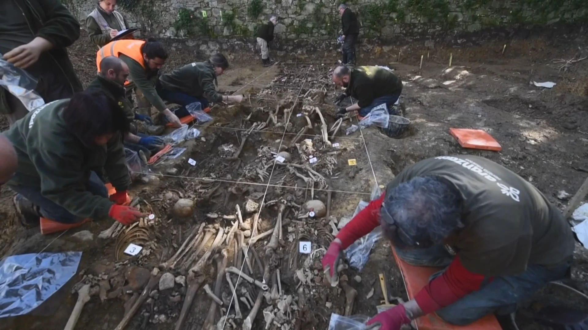 Trabajos de exhumación en el cementerio de Begoña, Bilbao