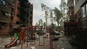 Un parque infantil en Irpín, repleto de escombros..