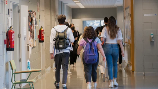 Un grupo de estudiantes camina por los pasillos de un centro educativo. Un grupo de estudiantes camina por los pasillos de un centro educativo.