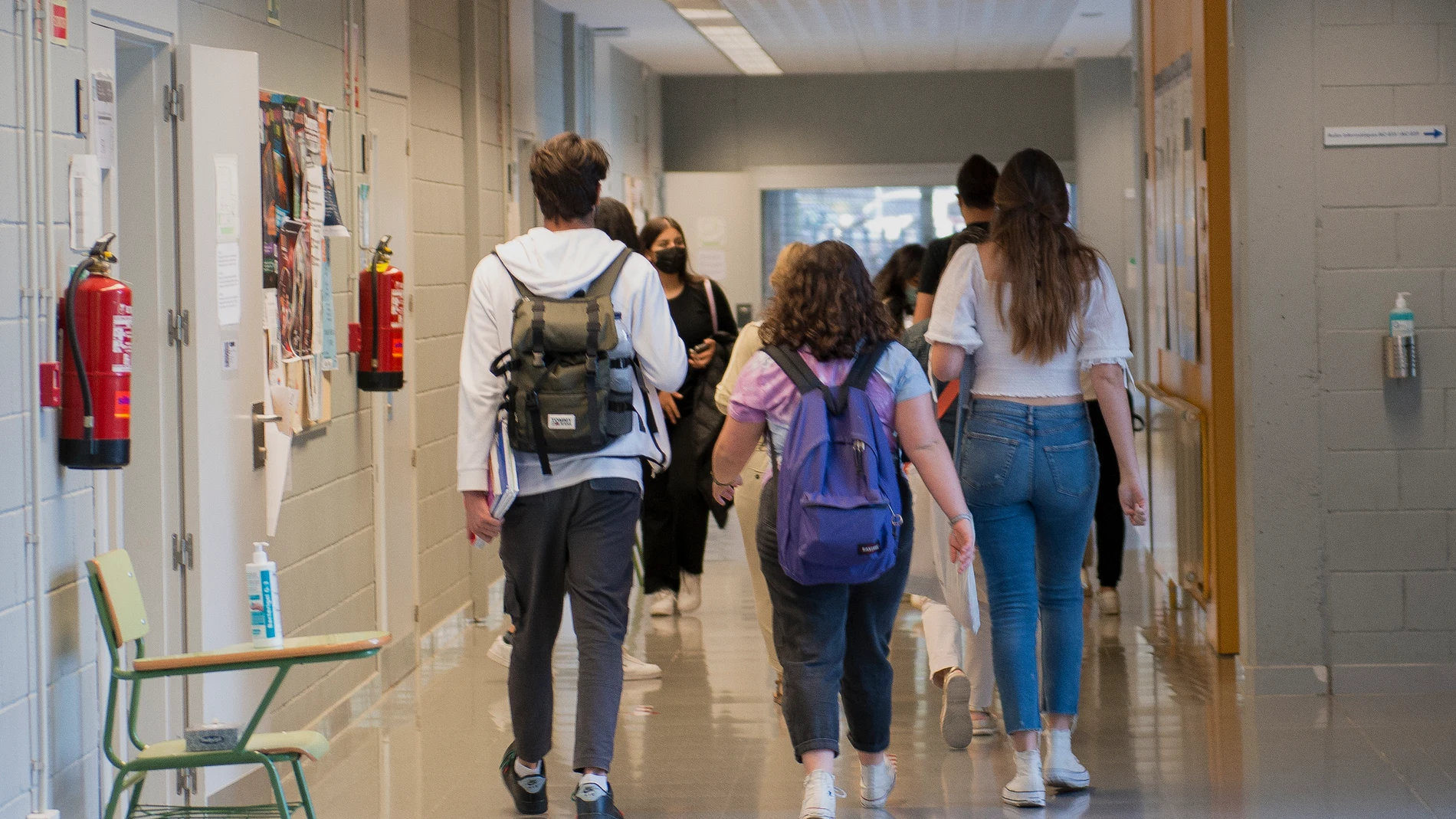 Un grupo de estudiantes camina por los pasillos de un centro educativo.