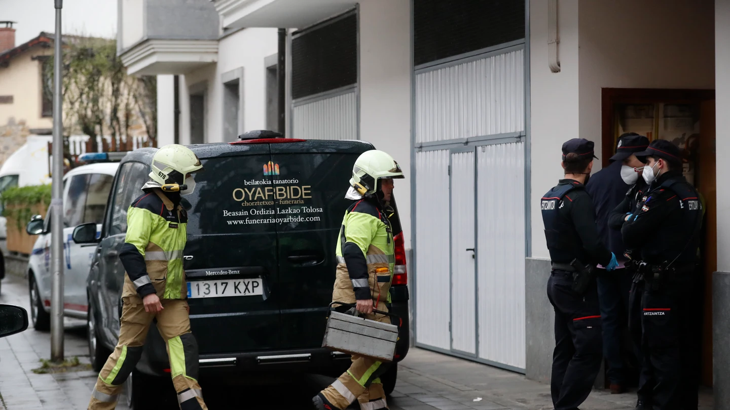 Las autoridades a las puertas de la vivienda donde ha ocurrido el trágico suceso Las autoridades a las puertas de la vivienda donde ha ocurrido el trágico suceso