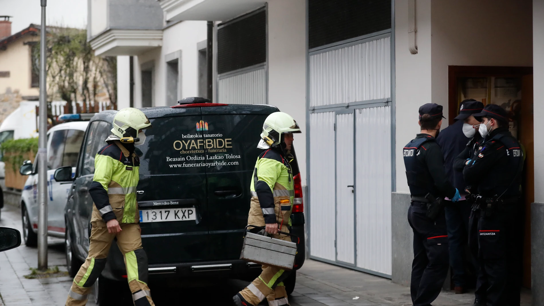 Las autoridades a las puertas de la vivienda donde ha ocurrido el trágico suceso