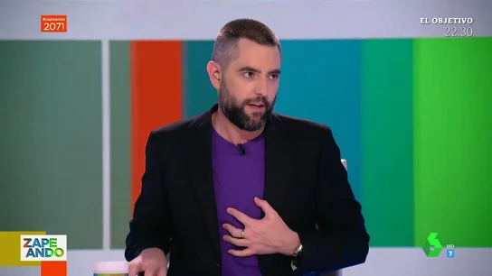 "Por eso no puedo dejar de mirarte los pechos": Dani Mateo se queda por primera vez sin palabras en pleno directo "Por eso no puedo dejar de mirarte los pechos": Dani Mateo se queda por primera vez sin palabras en pleno directo