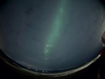 Así se ve una aurora boreal detrás de una nube en Islandia