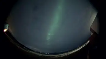 Así se ve una aurora boreal detrás de una nube en Islandia