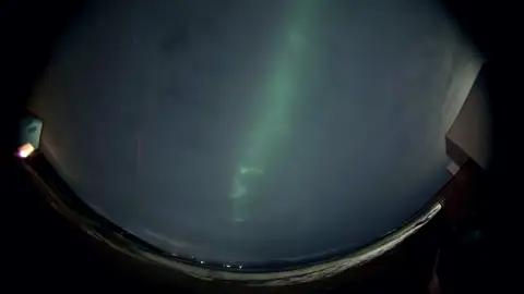 Así se ve una aurora boreal detrás de una nube en Islandia Así se ve una aurora boreal detrás de una nube en Islandia