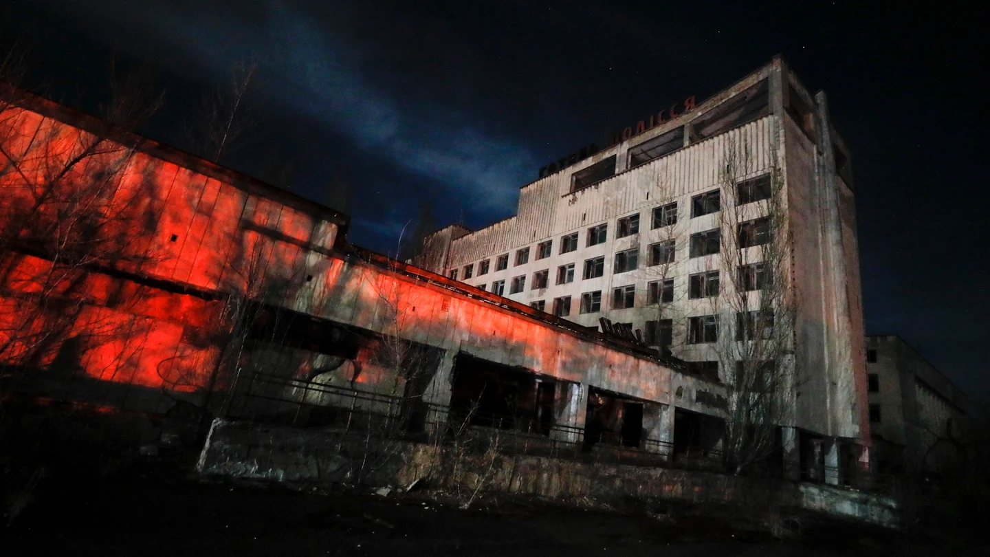 Vista de algunos edificios abandonados en la ciudad ucraniana de Prypyat, cerca de Chernóbil Vista de algunos edificios abandonados en la ciudad ucraniana de Prypyat, cerca de Chernóbil