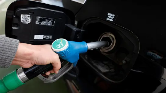 Un cliente echa gasolina en una imagen de archivo. Un cliente echa gasolina en una imagen de archivo.
