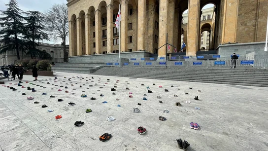 Homenaje en Georgia: 145 pares de zapatos infantiles recuerdan a los niños que han muerto en la guerra en Ucrania Víctimas de la guerra