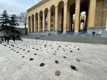 Homenaje en Georgia: 145 pares de zapatos infantiles recuerdan a los niños que han muerto en la guerra en Ucrania