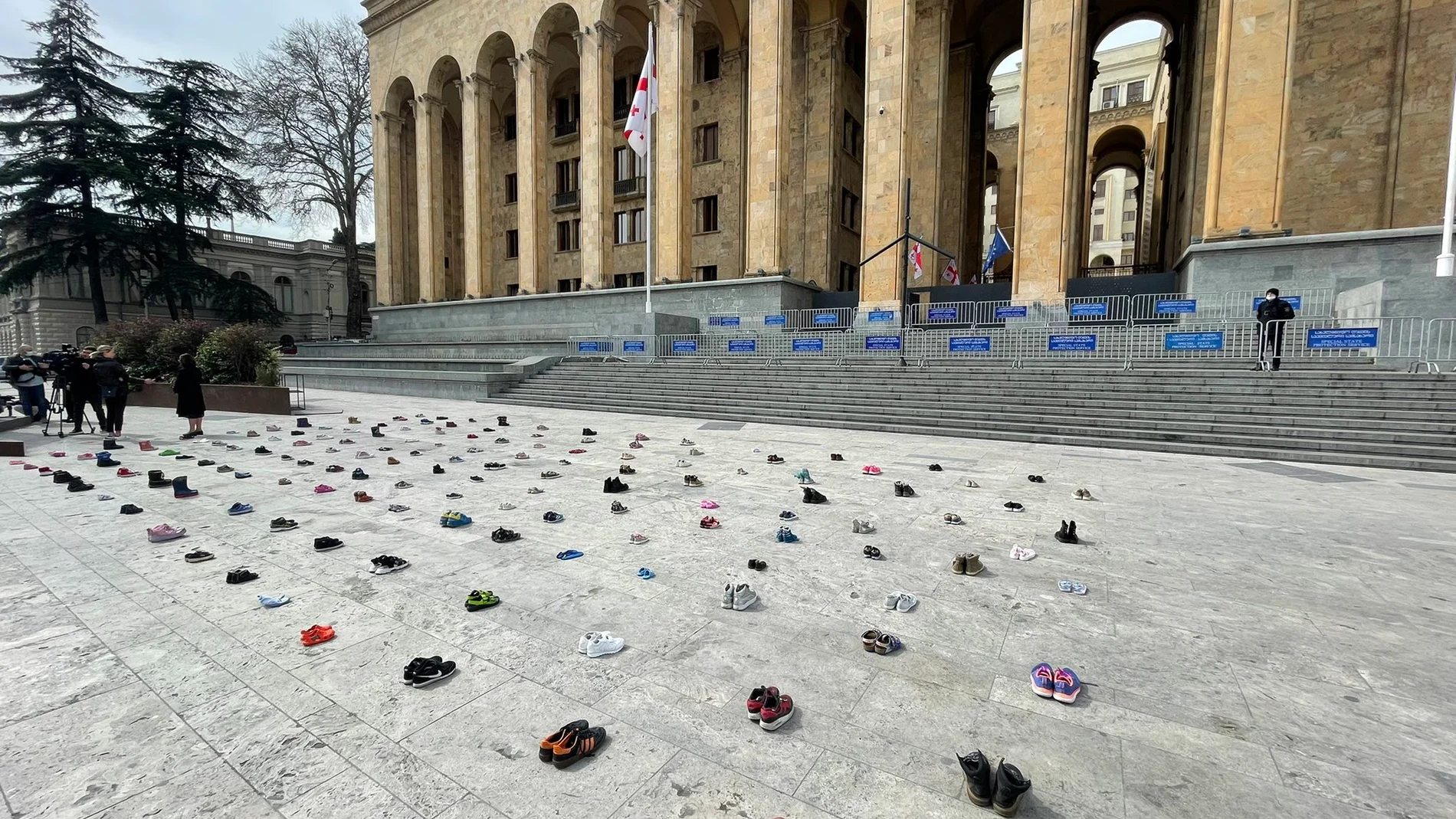 Homenaje en Georgia: 145 pares de zapatos infantiles recuerdan a los niños que han muerto en la guerra en Ucrania