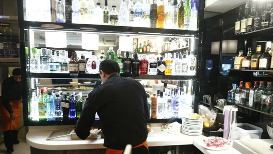 Imagen de archivo de un camarero atendiendo la barra de un bar. Imagen de archivo de un camarero atendiendo la barra de un bar.