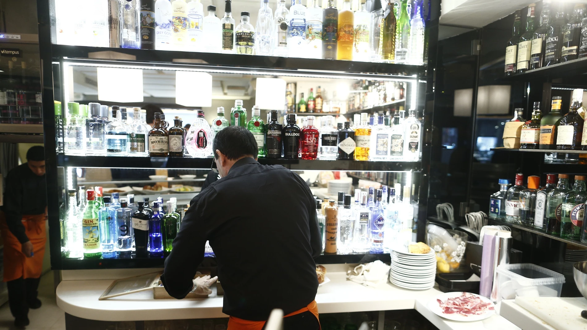 Imagen de archivo de un camarero atendiendo la barra de un bar.