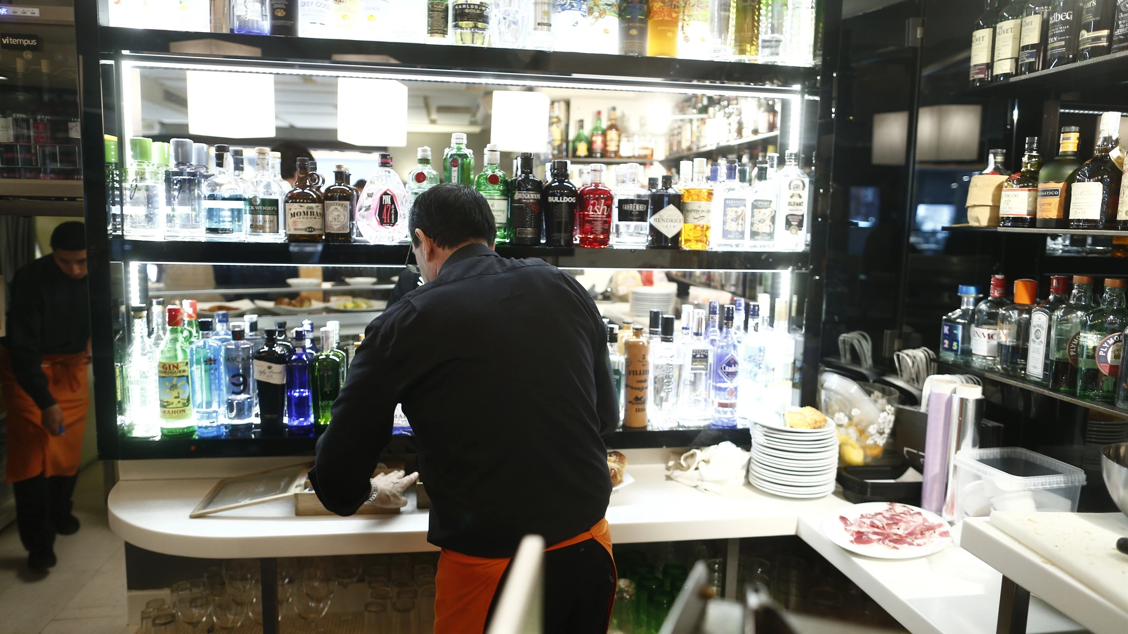 Imagen de archivo de un camarero atendiendo la barra de un bar.