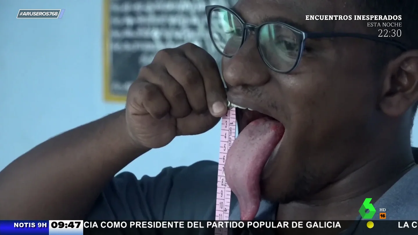hombre lengua larga hombre lengua larga