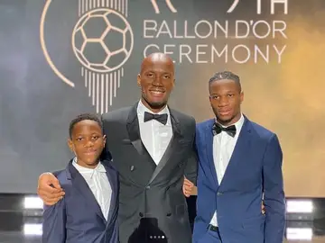 Didier Drogba, junto a sus dos hijos