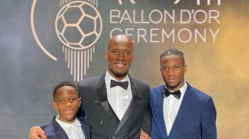 Didier Drogba, junto a sus dos hijos