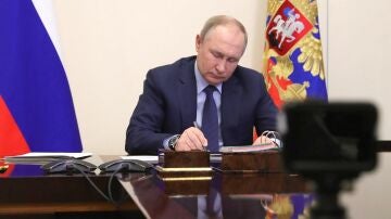 Putin amenaza con suspender los contratos de gas si los países no pagan en rublos