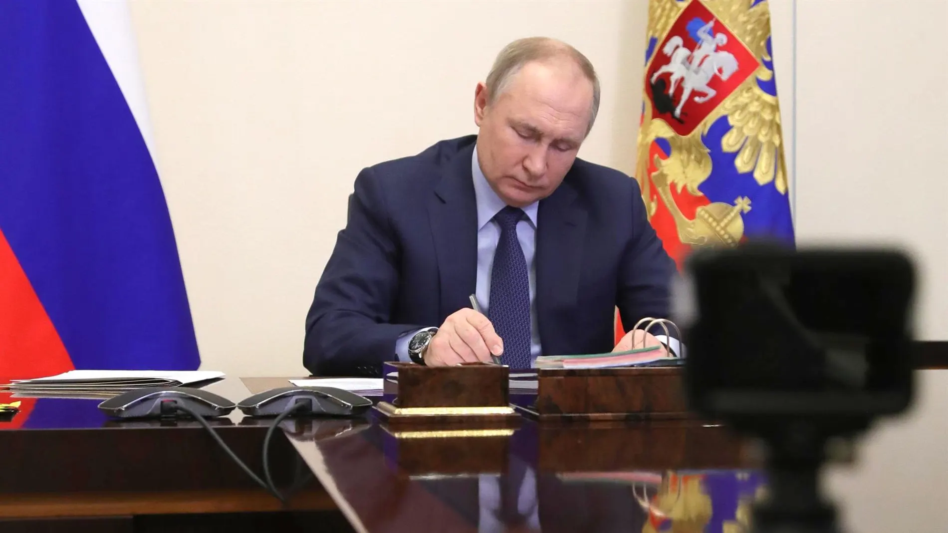 Putin amenaza con suspender los contratos de gas si los países no pagan en rublos