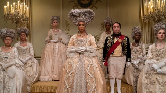 La reina Carlota (Golda Rosheuvel) junto a su fiel Brimsley (Hugh Sachs) en 'Los Bridgerton'.