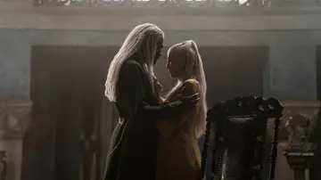 Lord Corlys Velaryon (Steve Toussaint) y Rhaenys Targaryen (Eve Best)