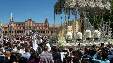 Semana Santa en Sevilla 2019. La hermandad de la Paz realiza su Estación de Penitencia.