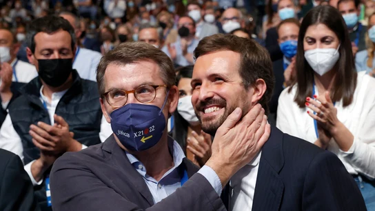 Alberto Núñez Feijóo y Pablo Casado se abrazan durante el Congreso del PP Alberto Núñez Feijóo y Pablo Casado se abrazan durante el Congreso del PP