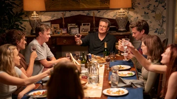 El matrimonio Peterson (Firth y Collette) en una escena familiar de la serie 'The Staircase'.