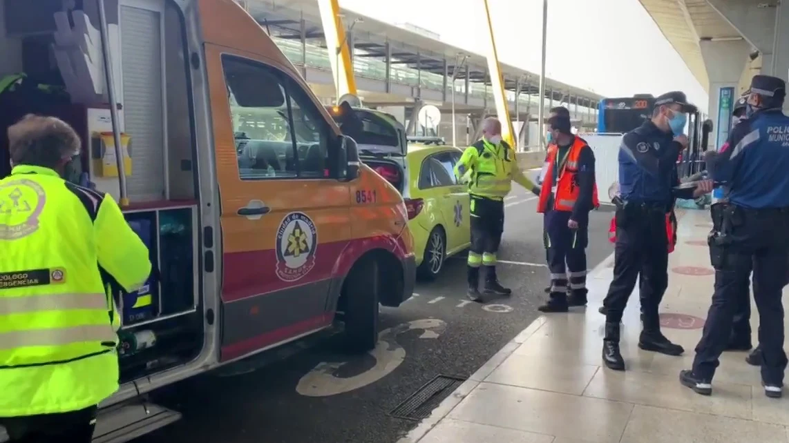 Muere un niño de tres años arrollado por un autobús de la EMT en los exteriores de la T4 de Barajas