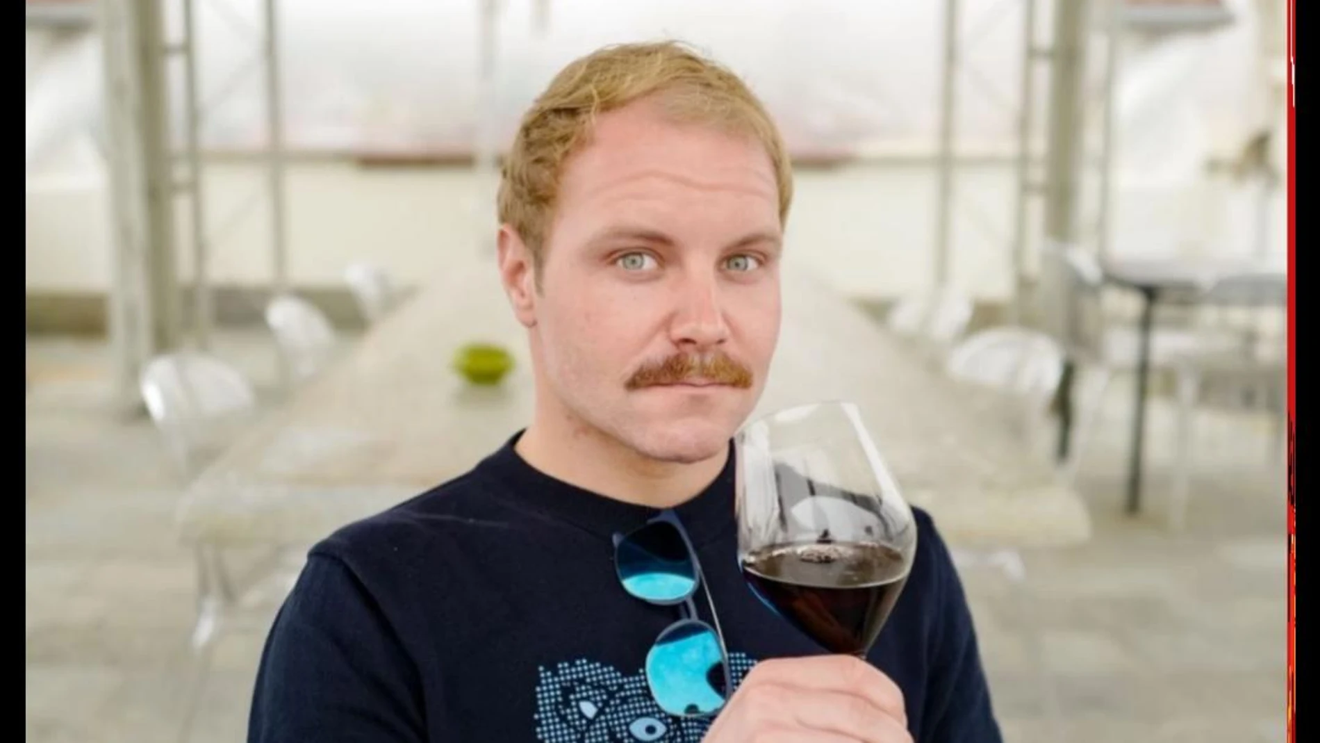 Valtteri Bottas, disfrutando de un vino
