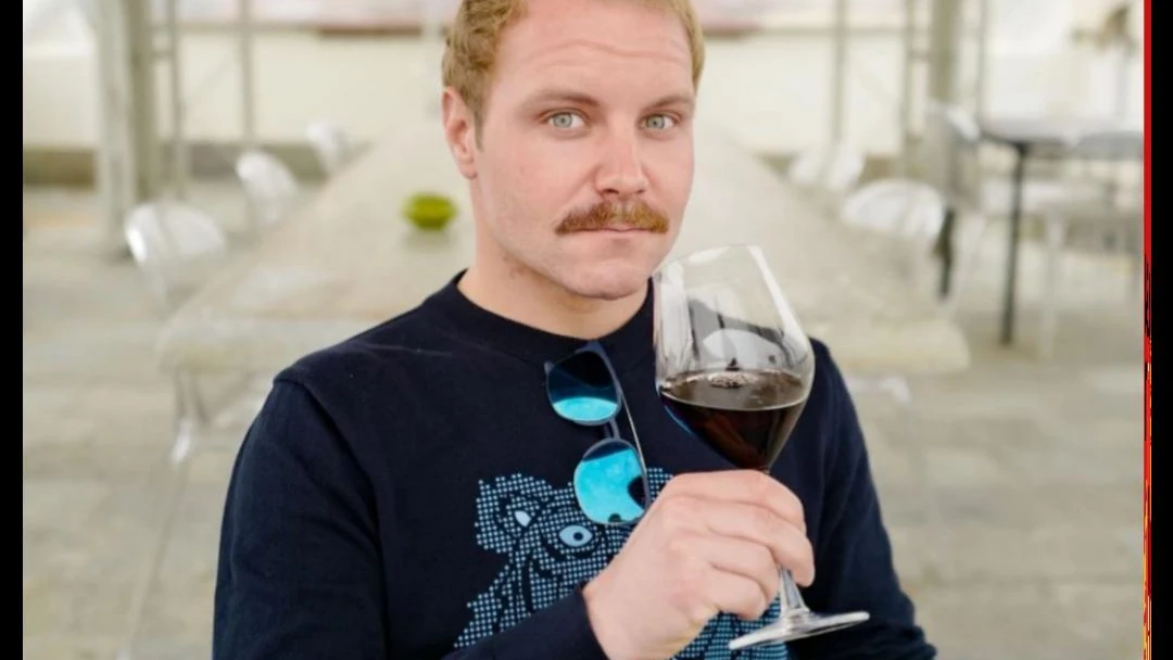 Valtteri Bottas, disfrutando de un vino