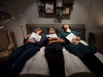 El presentador y humorista Andreu Buenafuente posa junto al Noemi y Marta, las ilustradoras del binomio Grillo en Casa