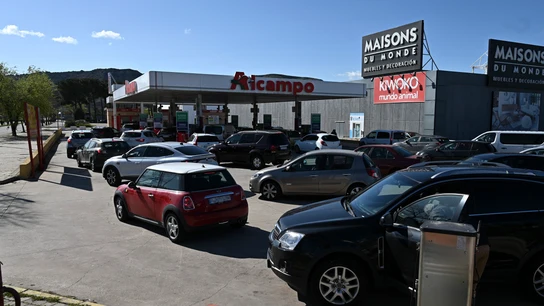 Varios coches hacen cola ante una estación de servicio en la localidad madrileña de Alcalá de Henares, este viernes Varios coches hacen cola ante una estación de servicio en la localidad madrileña de Alcalá de Henares, este viernes