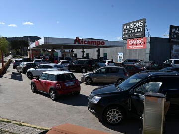 Varios coches hacen cola ante una estación de servicio en la localidad madrileña de Alcalá de Henares, este viernes