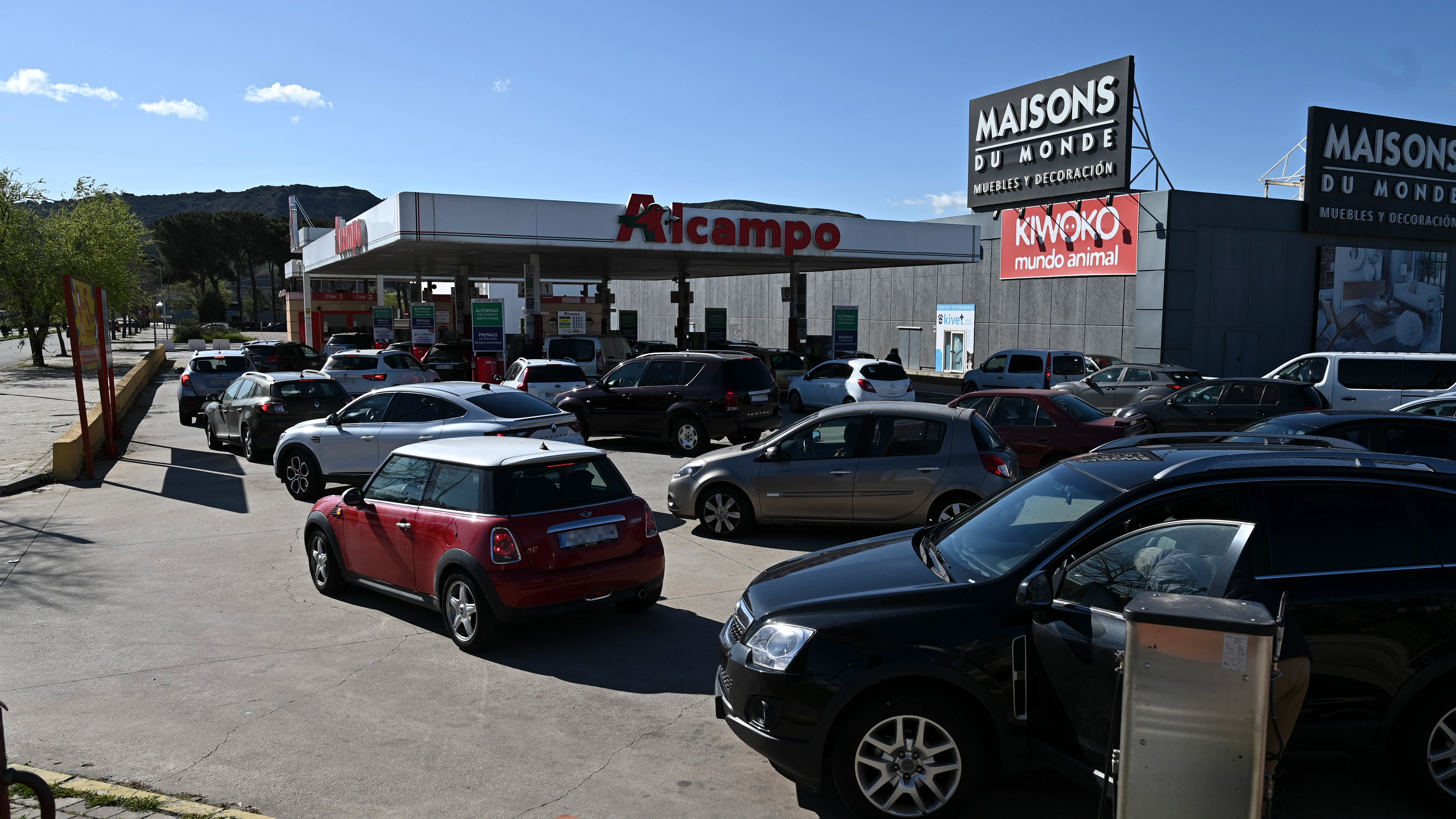 Varios coches hacen cola ante una estación de servicio en la localidad madrileña de Alcalá de Henares, este viernes