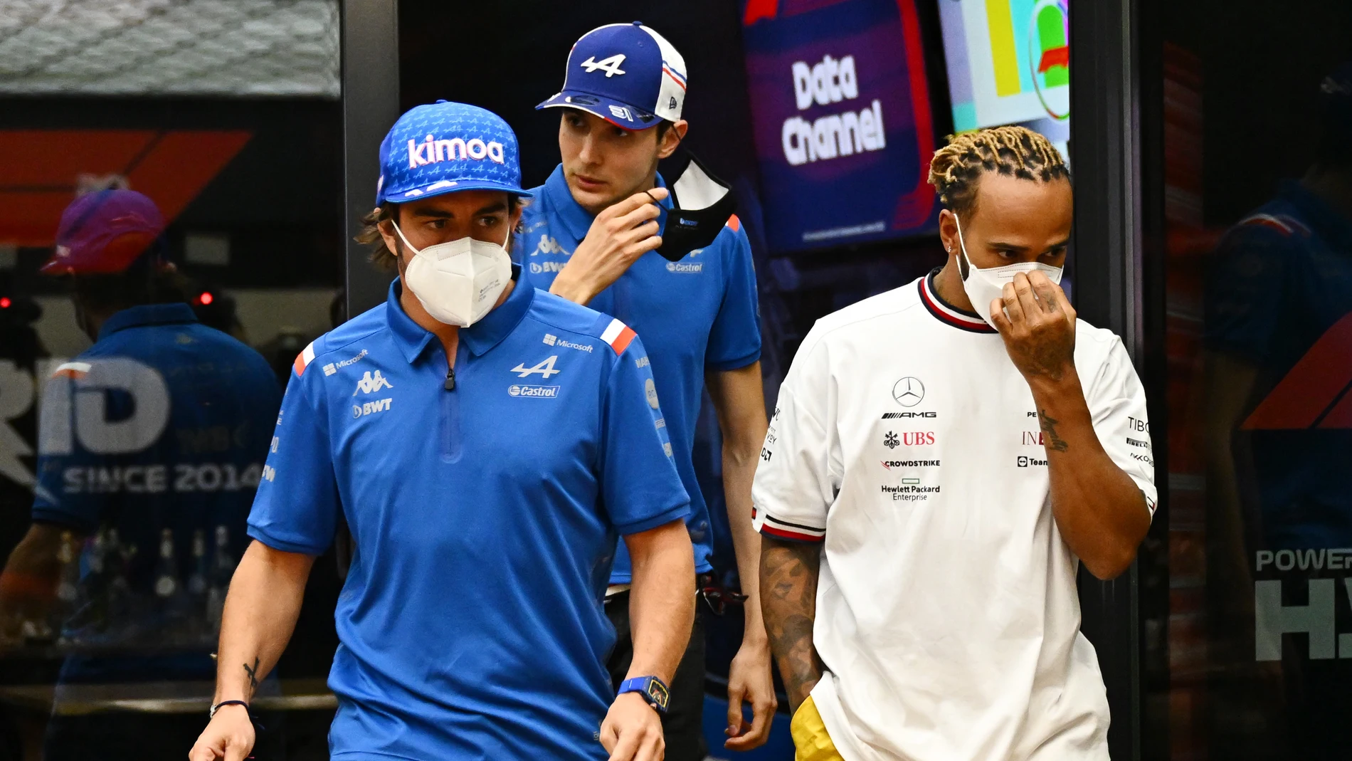 Hamilton se moque d'Alonso avec une casquette Mercedes signée.