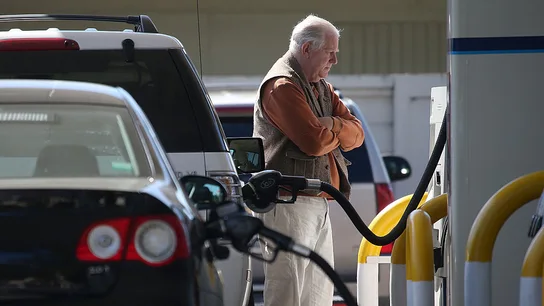 Imagen de archivo de un hombre echando gasolina en una gasolinera Imagen de archivo de un hombre echando gasolina en una gasolinera
