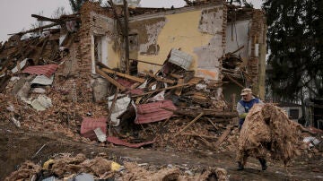 Destrozos en las afueras de Kiev tras los ataques de las tropas rusas