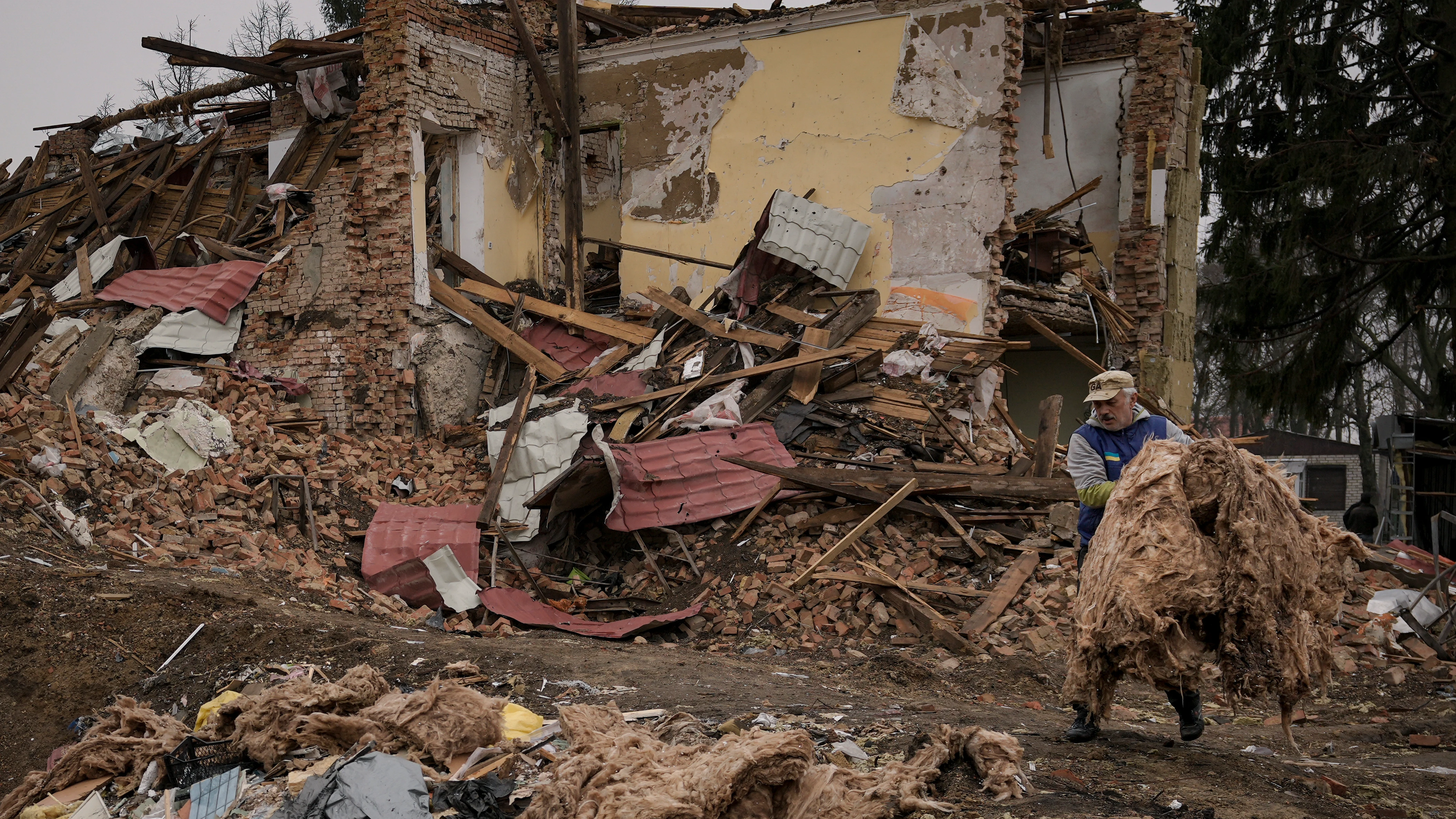 Destrozos en las afueras de Kiev tras los ataques de las tropas rusas