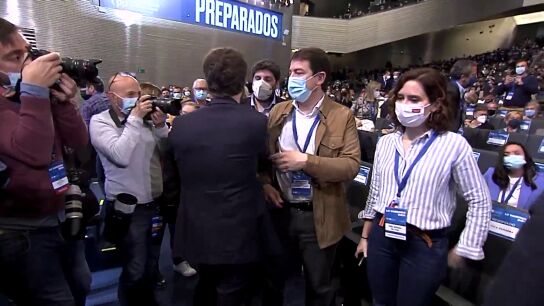 El momento del inc&oacute;modo saludo de Pablo Casado a Isabel D&iacute;az Ayuso en el congreso del PP